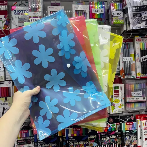 Sobre A4 Floreado con broche Colours