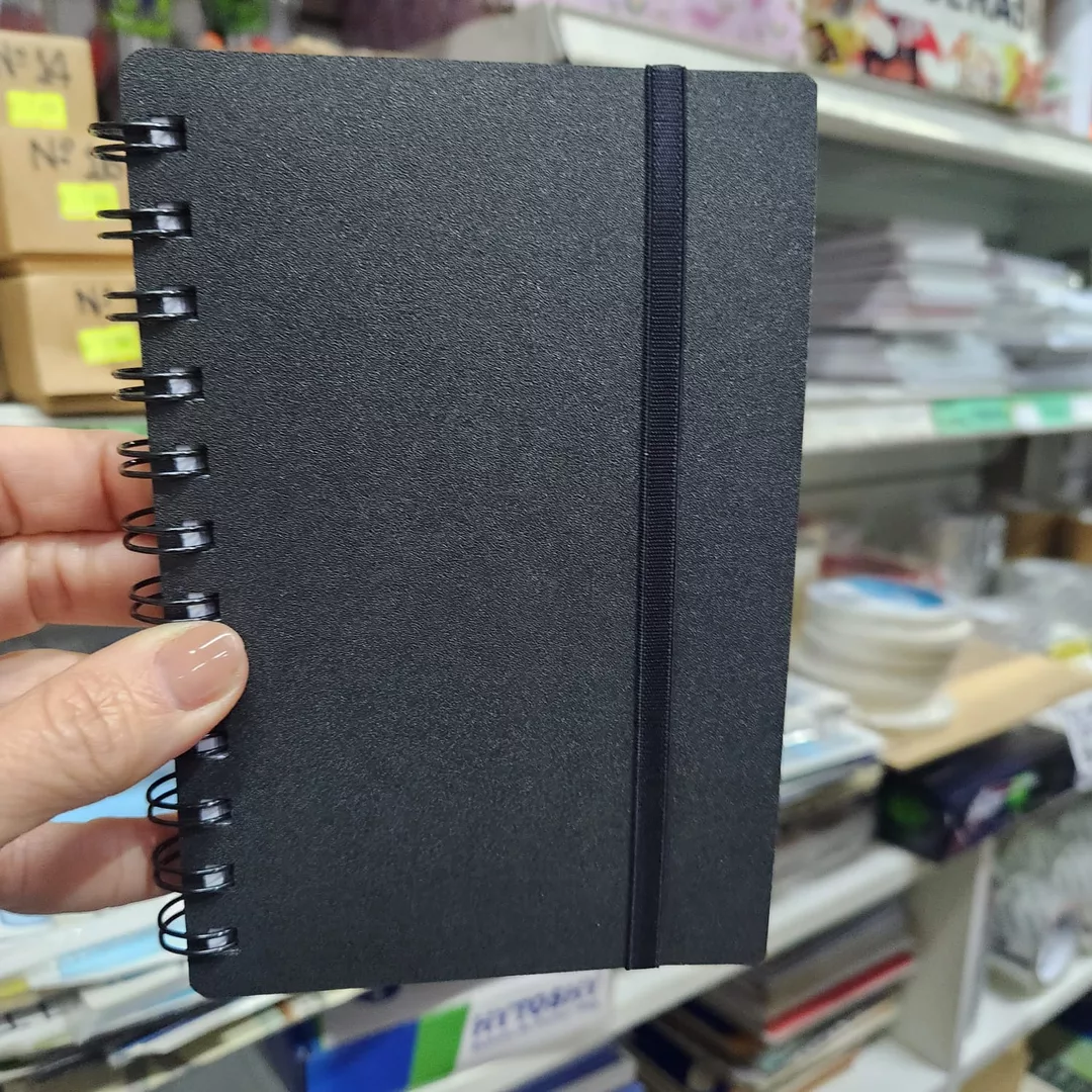 Cuaderno Decorline con espiral 11x16 Negro liso Tapa plástica